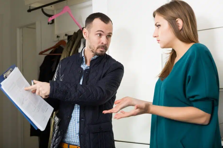 Verärgerter Vermieter hält Mieterin die Mietschulden auf Klemmbrett vor