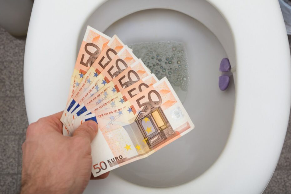 Hände halten einen Fächer aus Euro-Banknoten (50-Euro-Scheine). Symbol für Geldfluss, Miete, Bürgergeld und den Betrug im Sozialsystem.