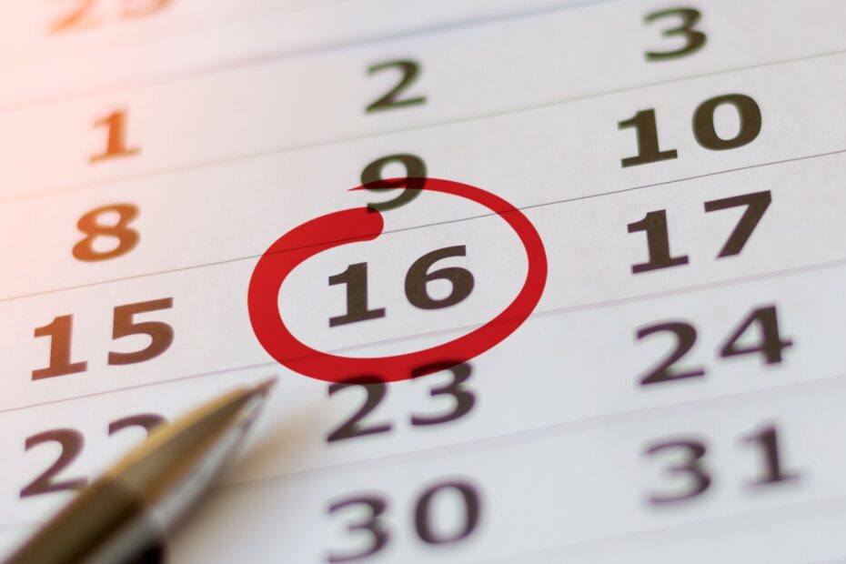 Kugelschreiber auf Kalender-Blatt, ein Tag ist rot umkreist, markiert