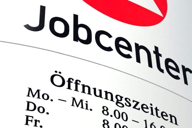 Jobcenter-Schild mit Öffnungszeiten