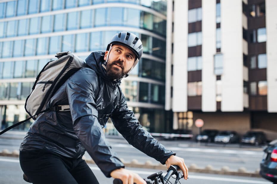Mann fährt mit dem Fahrrad zur Arbeit
