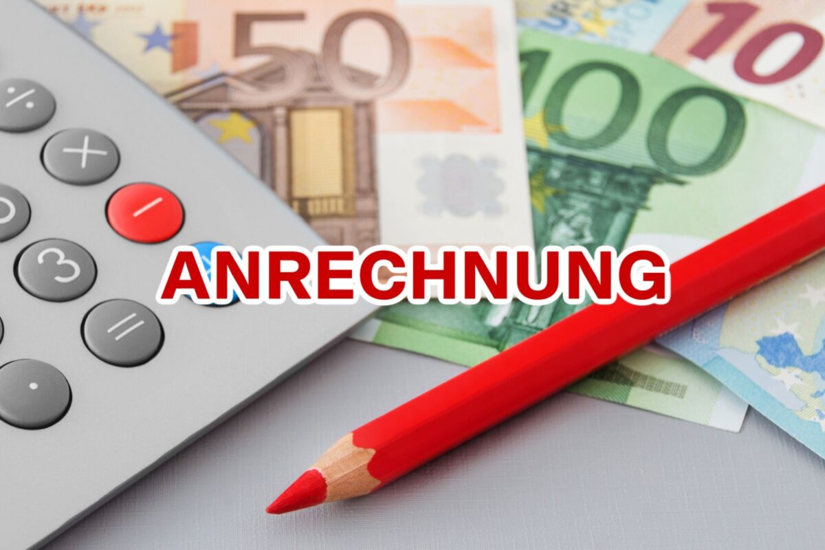 Rotstift auf Taschenrechner und Banknoten