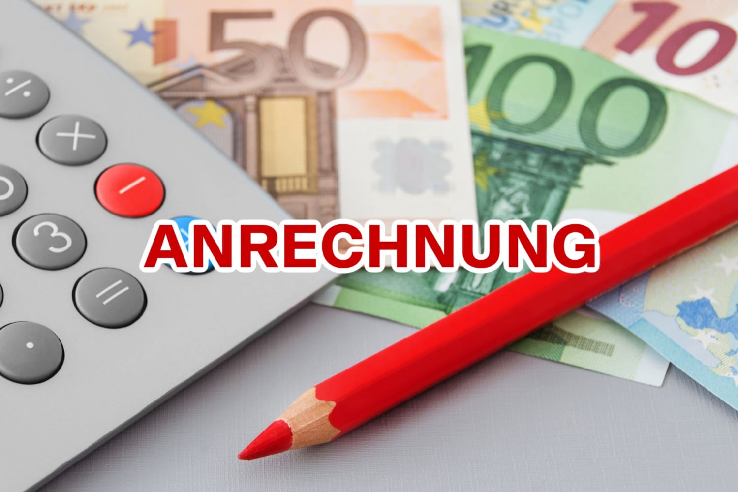 Rotstift auf Taschenrechner und Banknoten