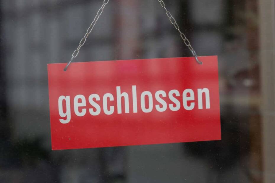 geschlossen Schild an Jobcenter Tür