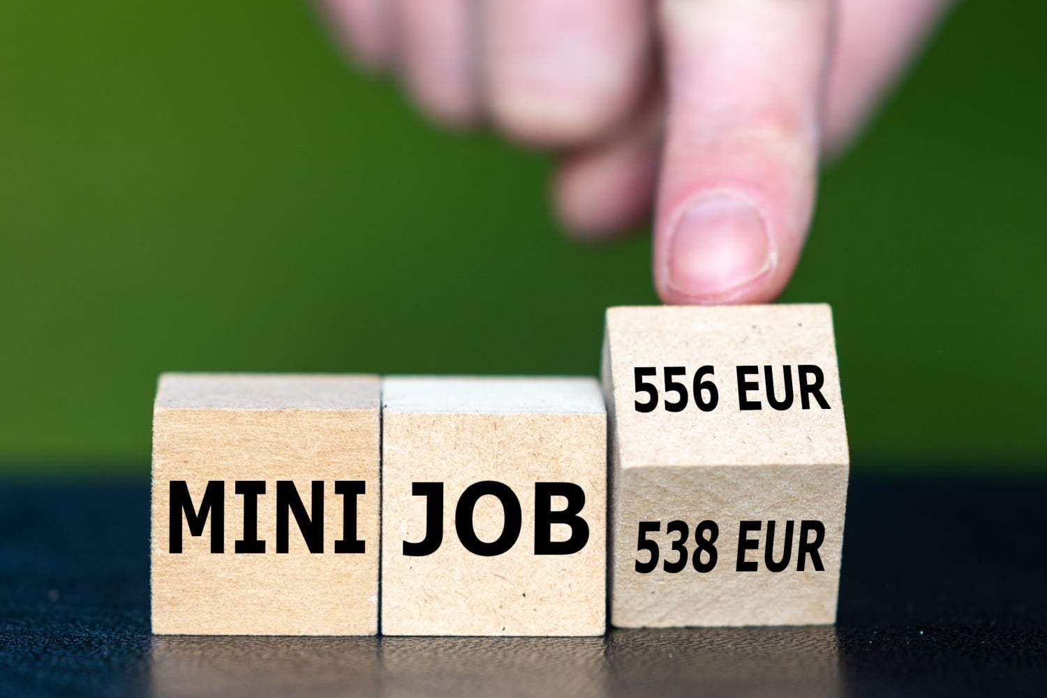 Holzwürfel mit Minjob Aufschrift und 538 sowie 556 € Aufschrift, symbolisch für Bürgergeld Anrechnung