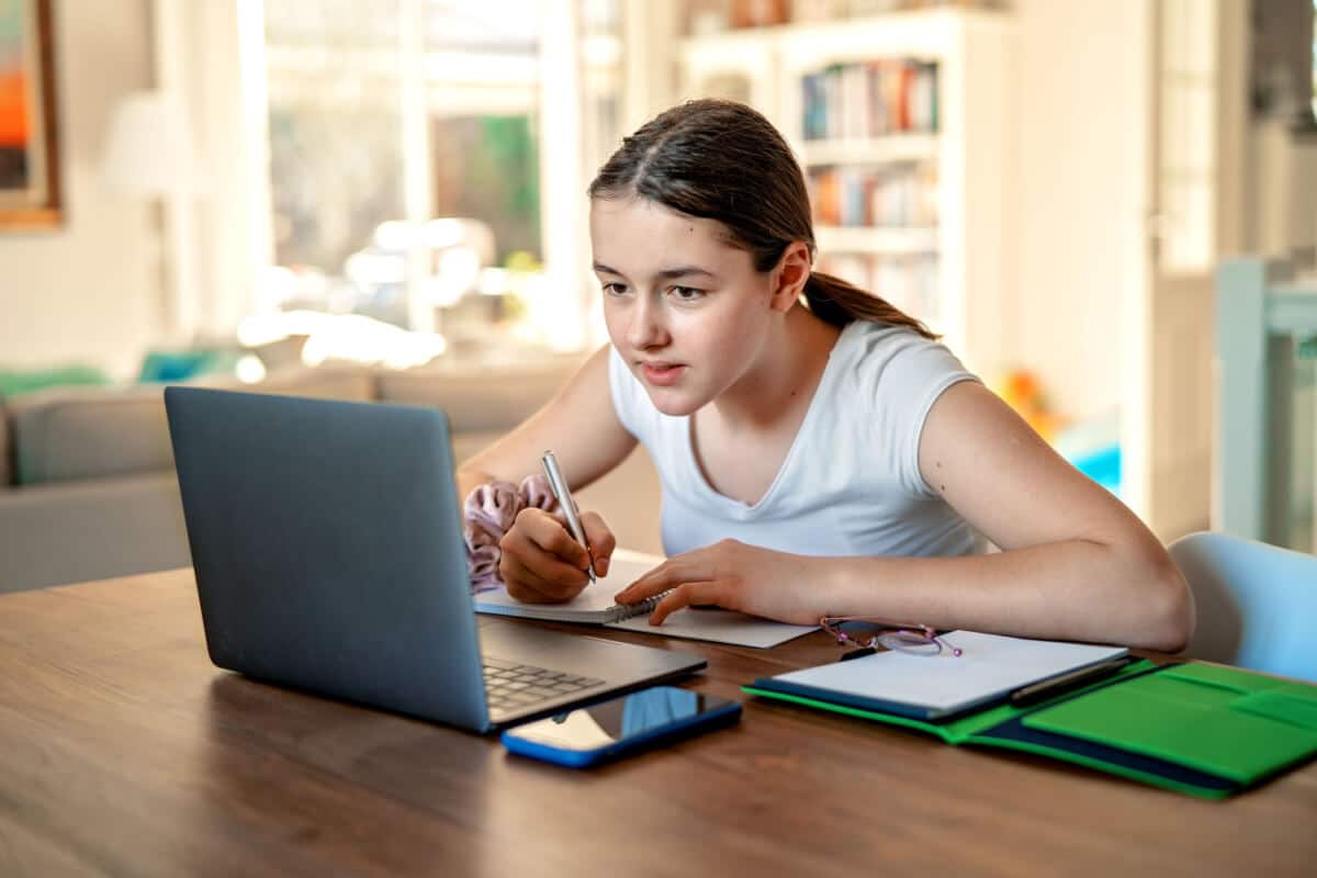 Schülerin arbeitet am Laptop