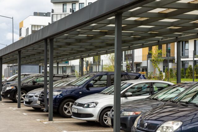 Parkende Autos neben Wohngebäude