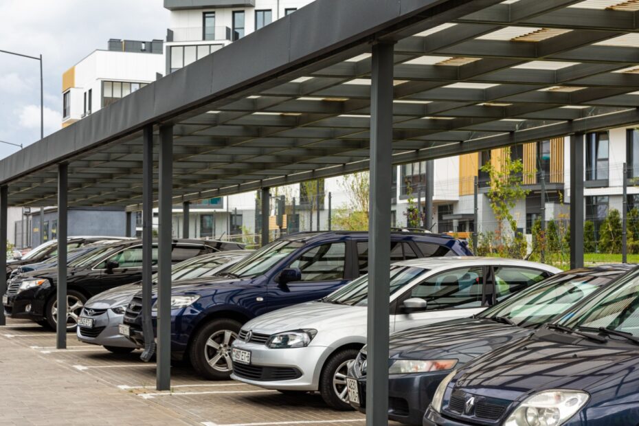 Parkende Autos neben Wohngebäude