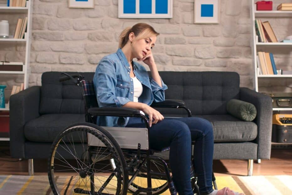 Junge Frau im Rollstuhl