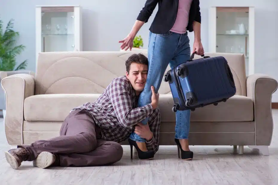 Junge Familie mit gebrochenem Beziehungskonzept