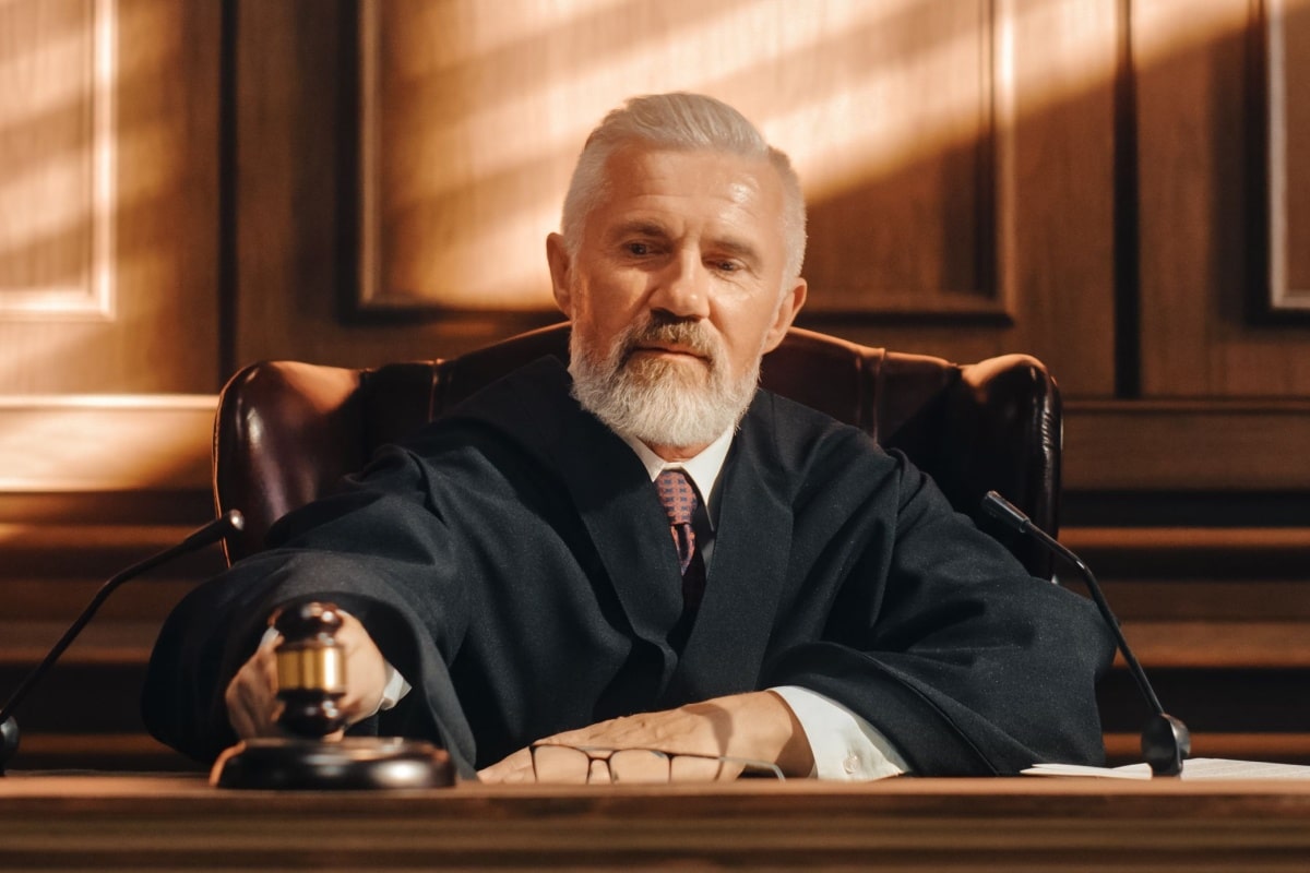 Richter benutzt Hammer, symbolisch für Entscheidung des Gerichts