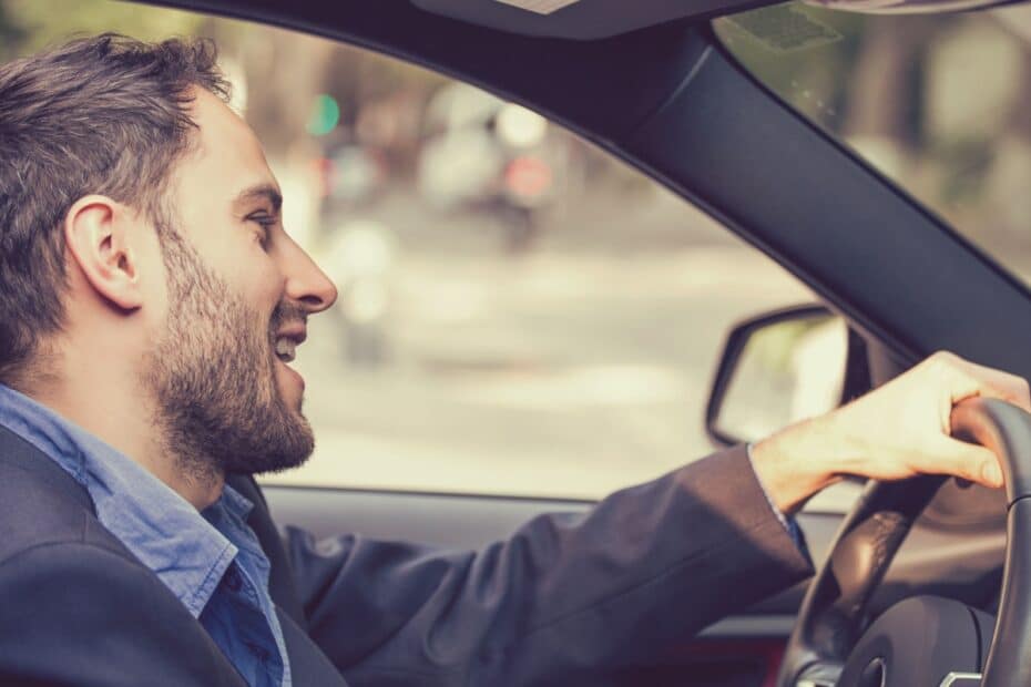 Mann sitzt am Steuer seines Autos