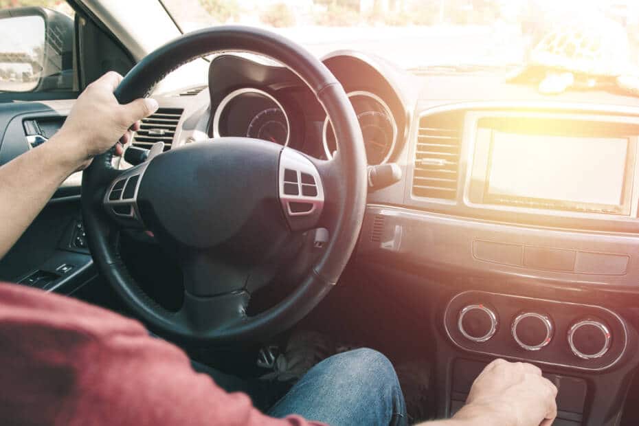 Mensch am Steuer im Auto