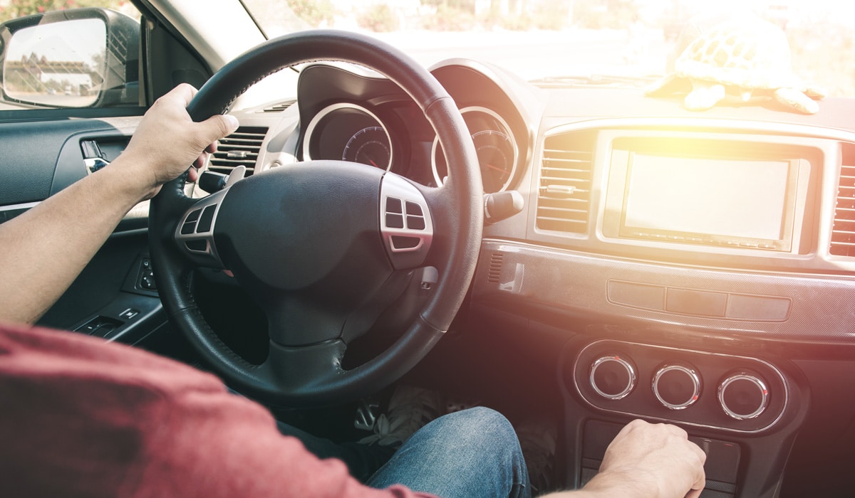 Mensch am Steuer im Auto