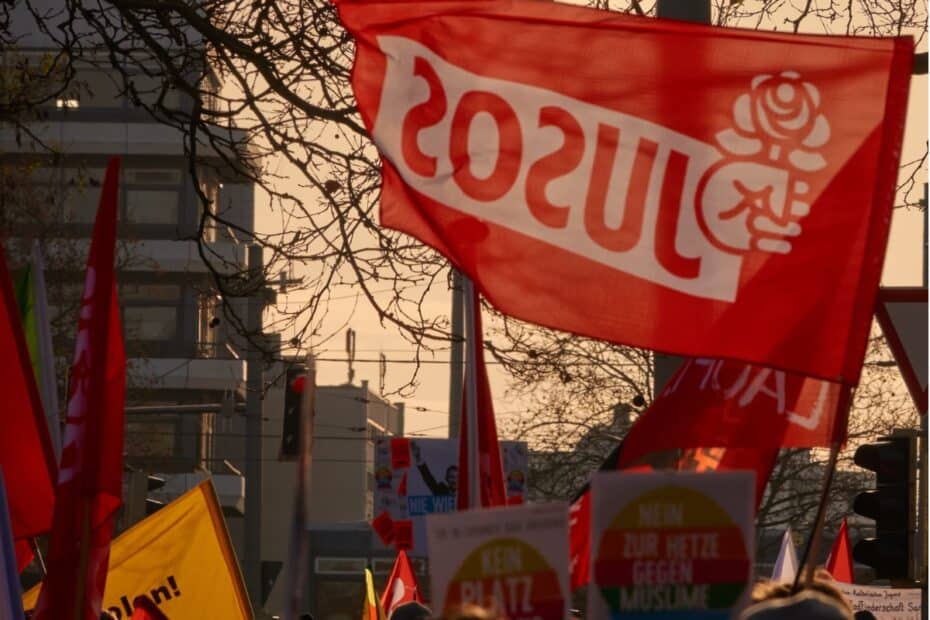 Rote Flagge der Jusos bei einem Protest-Marsch