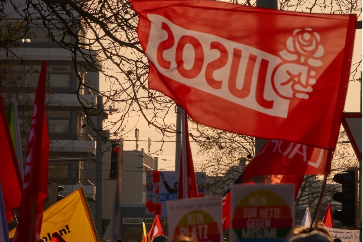 Rote Flagge der Jusos bei einem Protest-Marsch