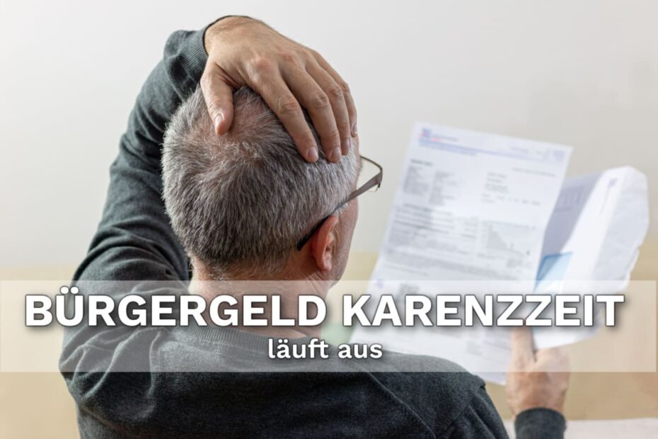 Bürgergeld Bedürftiger liest Mitteilung über Ende karenzzeit