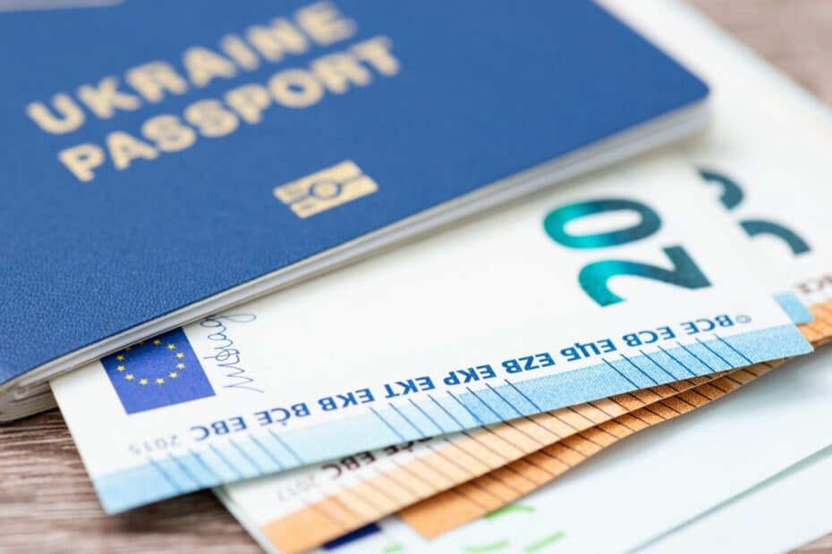 Euro-Geldscheine in einem Ukrainischen Reisepass
