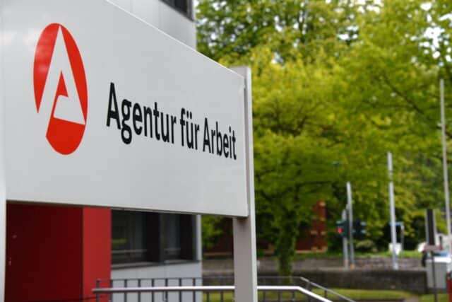 Schild der Agentur für Arbeit