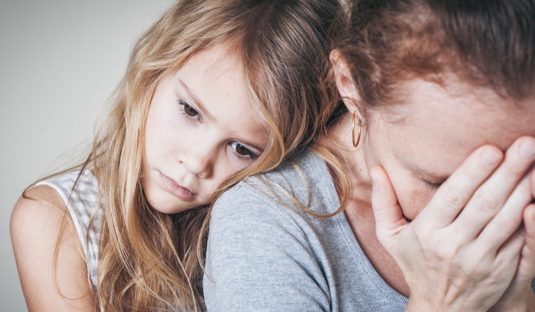 Trauriges Mädchen und Mutter