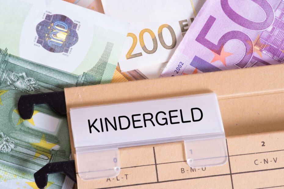 Kindergeld Akte und Euro Scheine