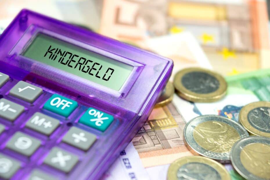 Taschenrechner mit "kindergeld" auf dem Display auf Banknoten
