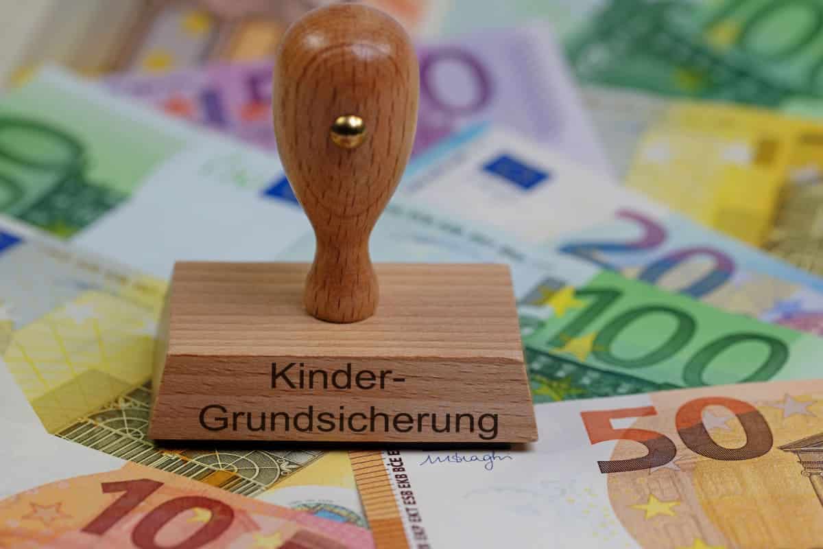 Stempel mit Aufschrift Kindergrundsicherung