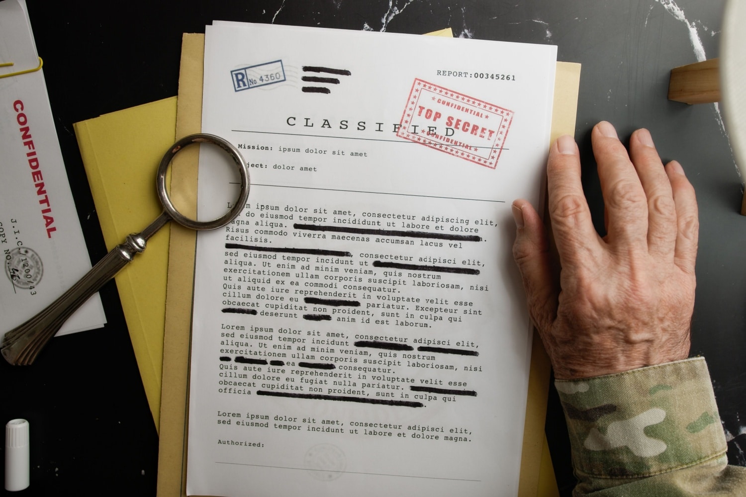 Jemand hat Dokumente mit "TOP SECRET" vor sich aif dem Schreibtsich
