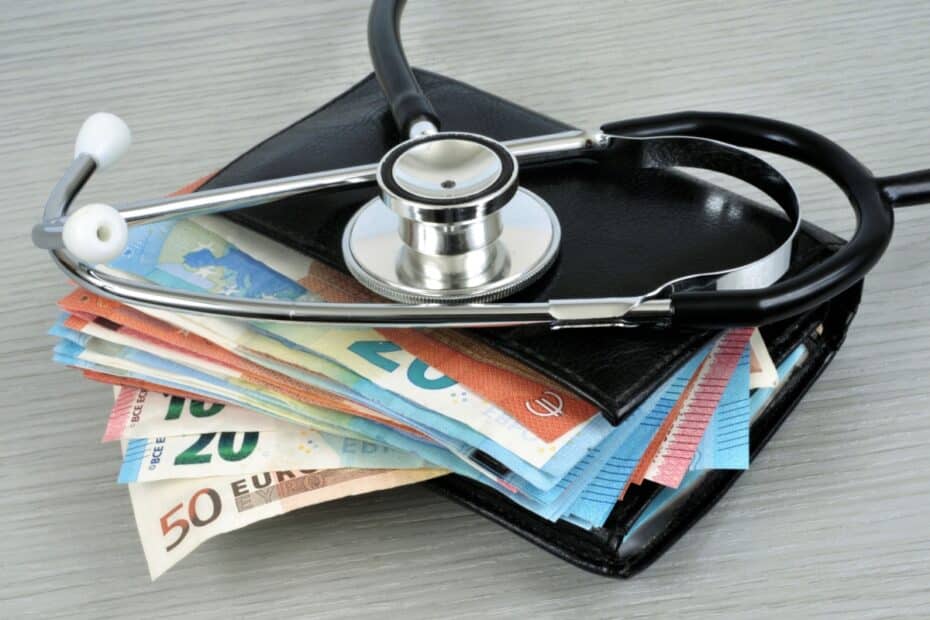 Stethoskop liegt auf einem Stapel Euro-Banknoten und einer schwarzen Geldbörse. Symbolisiert die hohen Gesundheitskosten und Belastung für die Krankenkassen.