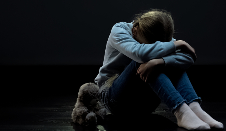 Ein kleines Mädchen sitzt nach einer Stromsperre im Dunkeln