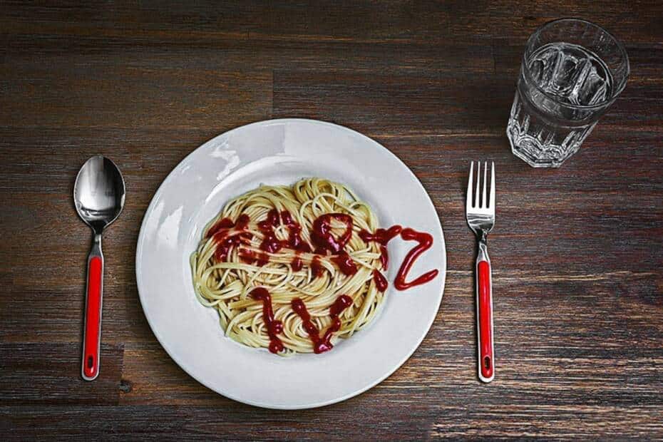 Spagetti mit Hartz IV Schrift aus Ketchup