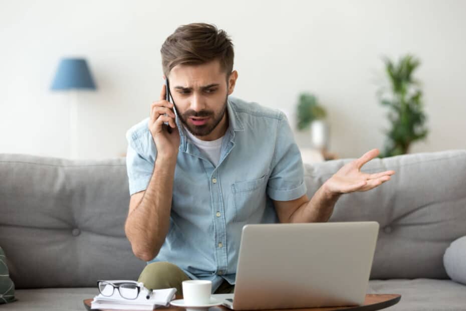 Mann sitzt überfordert am Computer