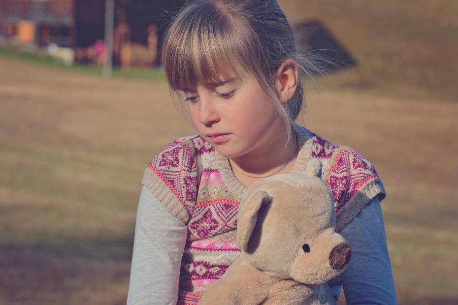 Trauriges Mädchen mit Teddybär