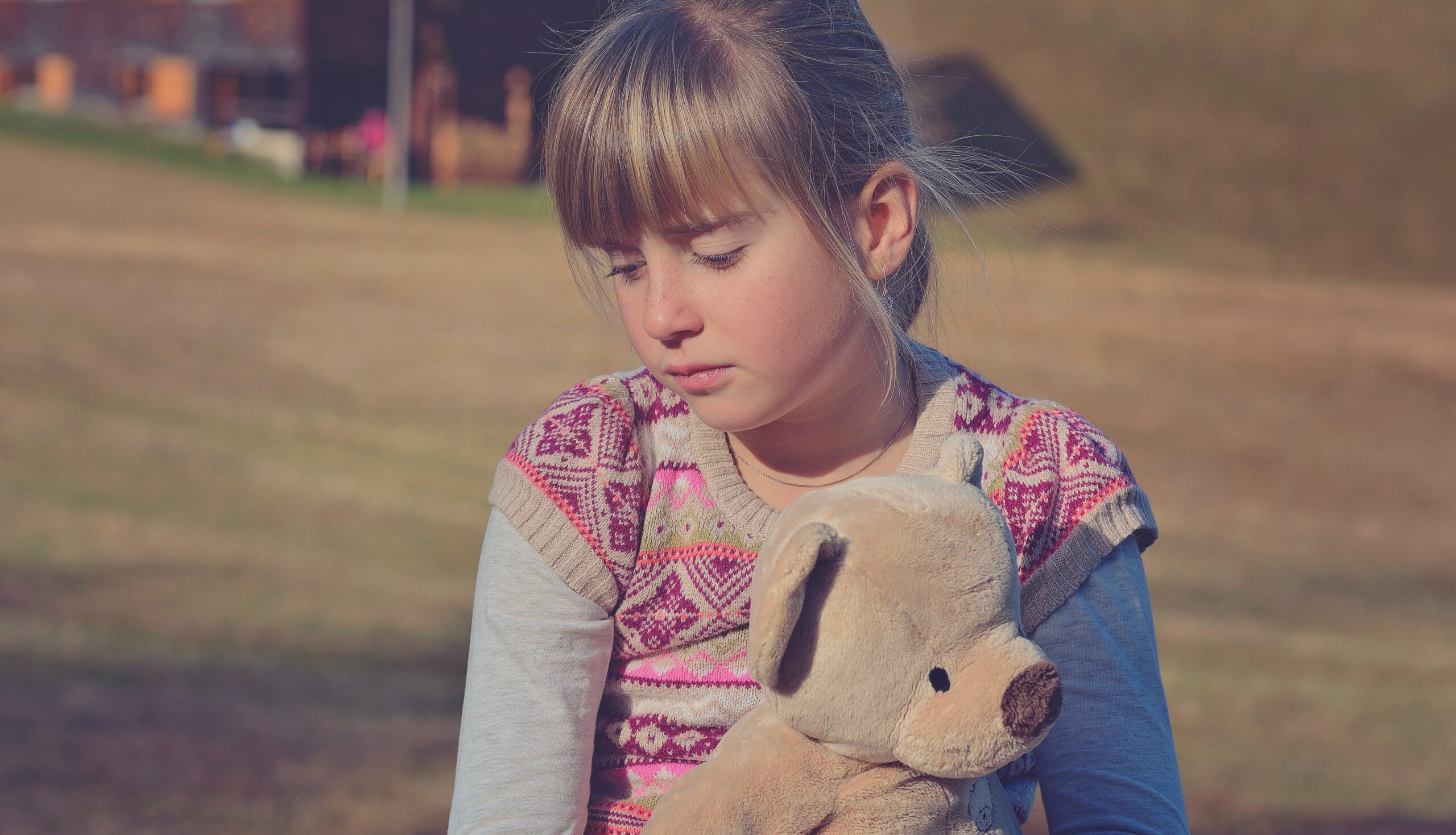 Trauriges Mädchen mit Teddybär