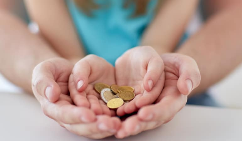 Kind und Mutter halten Geld in der Hand