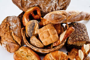 Korb mit Getreideprodukten Brot Brötchen