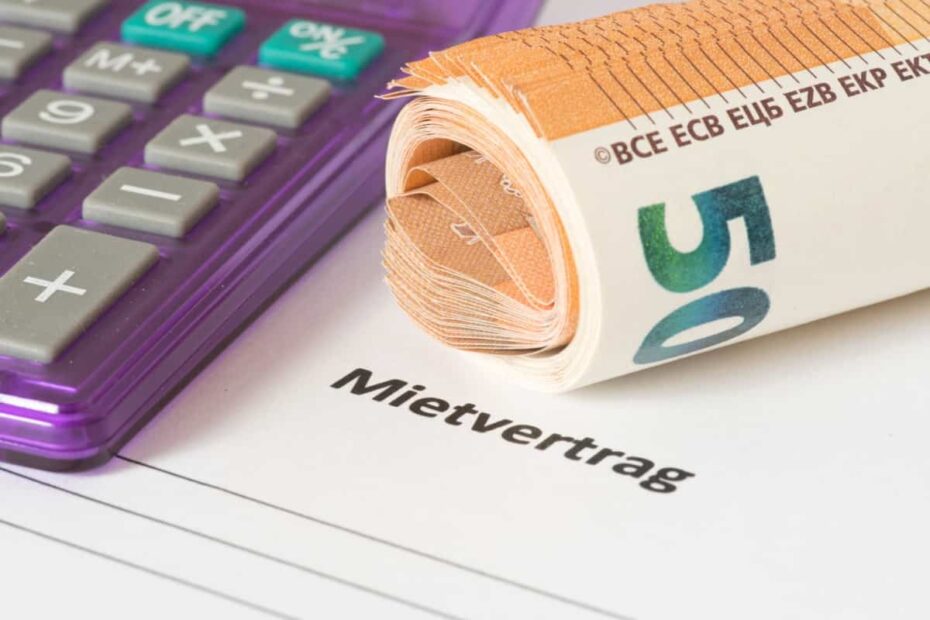 Mietvertrag mit Taschenrechner und gerollten Euro-Banknoten