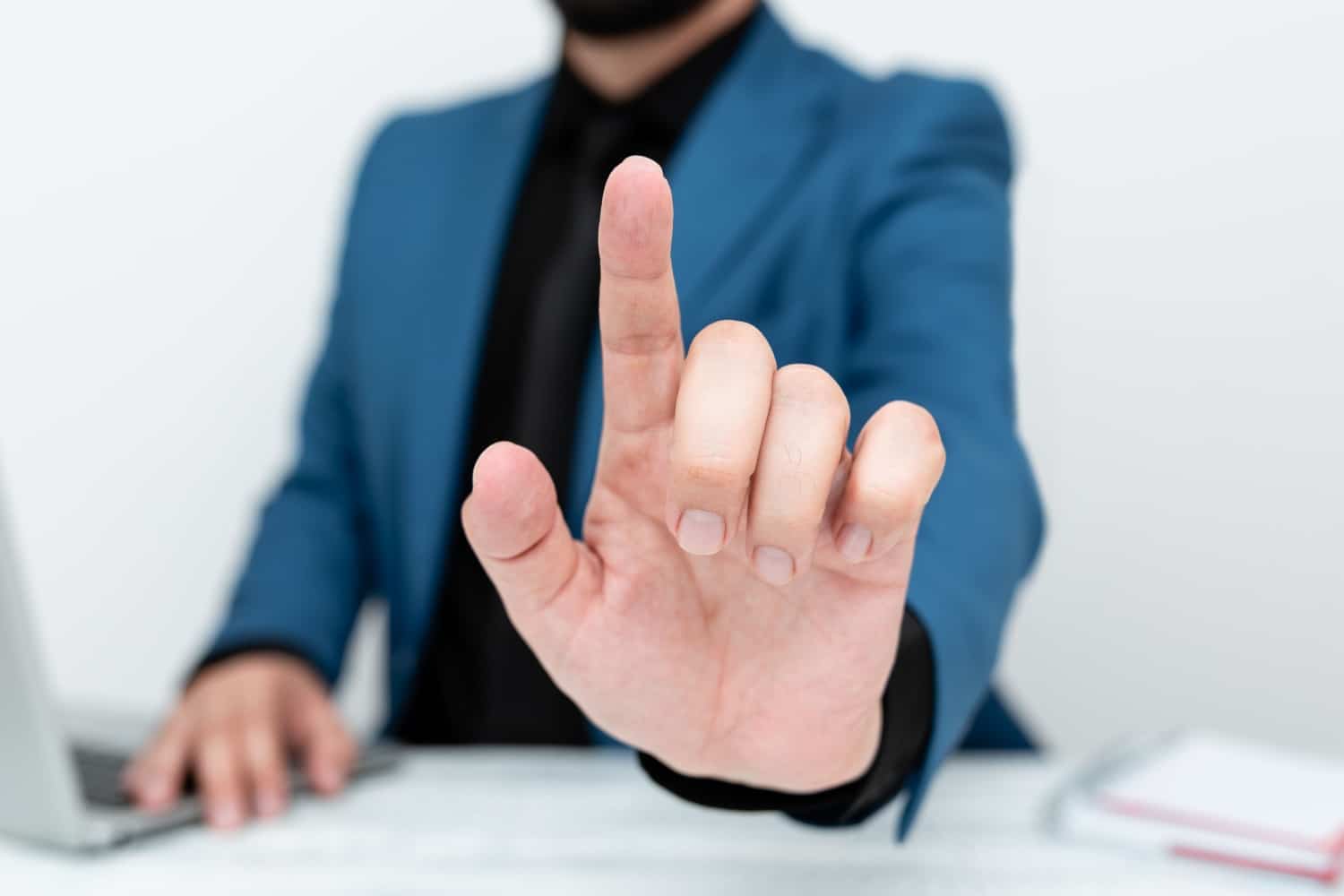 Sachbearbeiter streckt Hand mit erhobenem Zeigefinger nach vorn – Symbol für Ablehnung oder verweigerte Hilfe durch das Jobcenter bei Bürgergeld und Mietschulden.