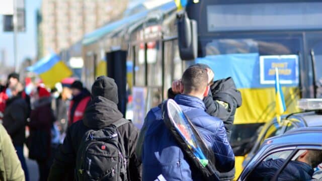 Ukraine Flüchtlinge besteigen einen Bus an der Grenze Polen