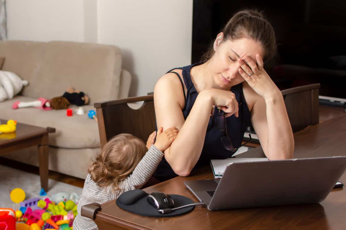 Mutter mit Baby über Jobcenter frustriert