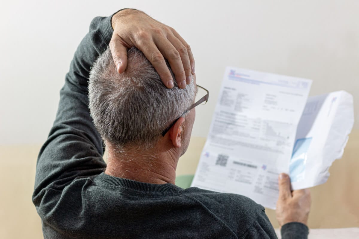 Mann hält Abrechnung in der Hand