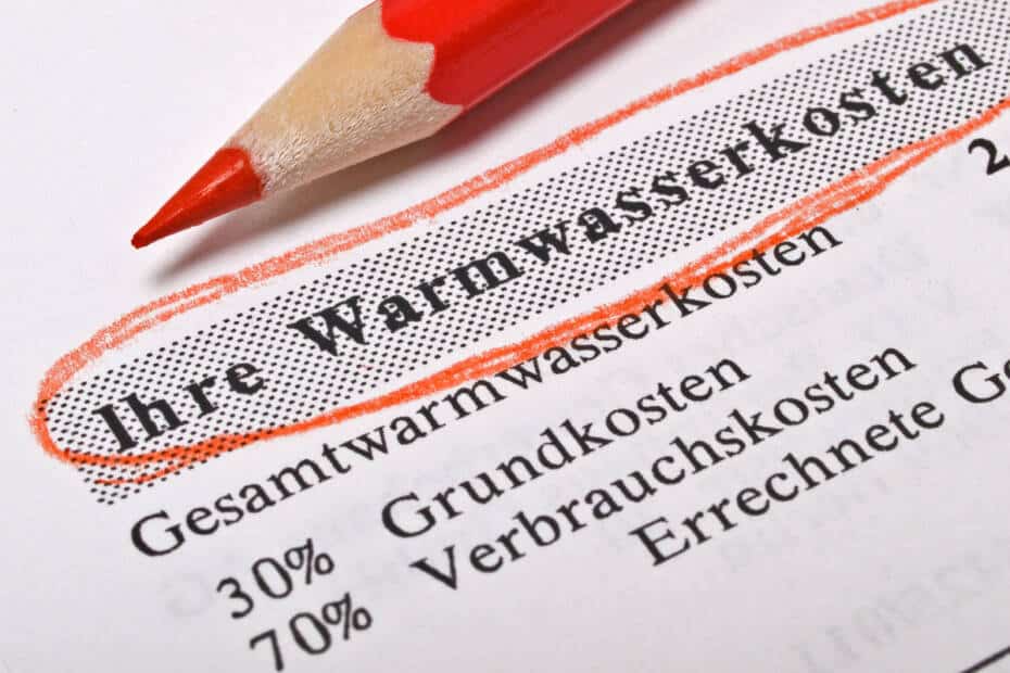 Nebenkostenabrechnung Warmwasser mit rotem Stift