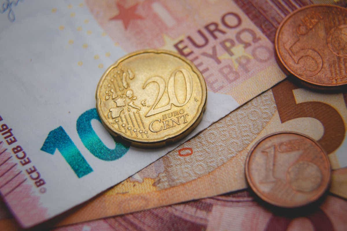 Euro Banknoten und Cent-Münzen