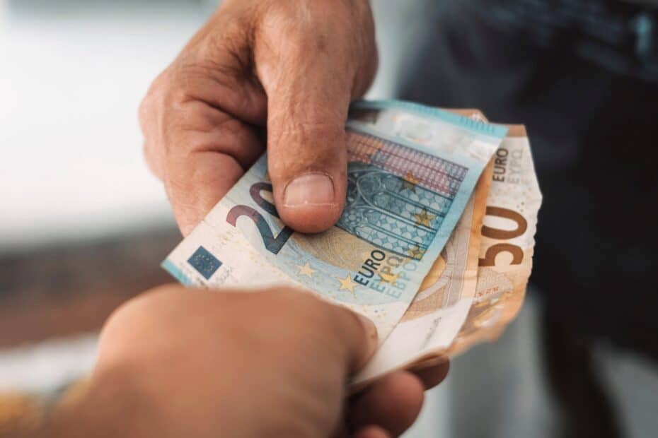 Nahaufnahme von Händen, die Euro-Geldscheine halten als Symbol für Pfändungsfreigrenzen und den Schutz des Existenzminimums.