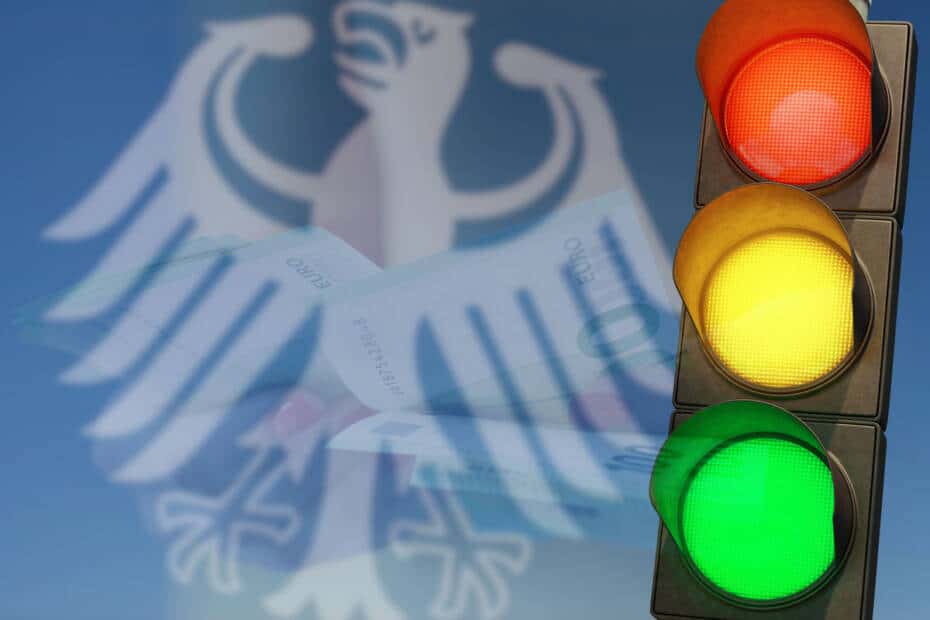 Ampel mit Bundesadler und Geldscheinen