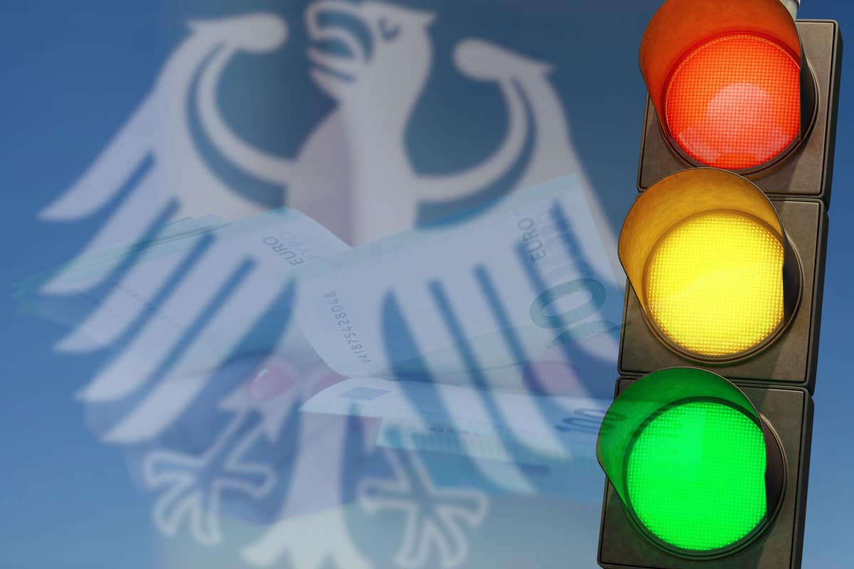 Ampel mit Bundesadler und Geldscheinen