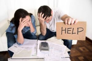 Verzweifeltes Paar mit vielen Rechnungen braucht finanzielle Hilfe