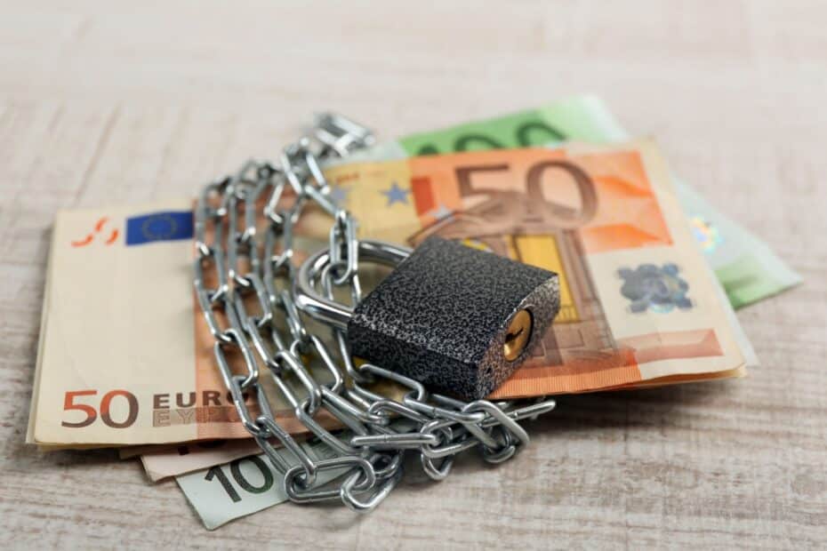 Euro-Banknoten mit Ketten und Schloss gesichert, symbolisch für Pfändungsfreibetrag