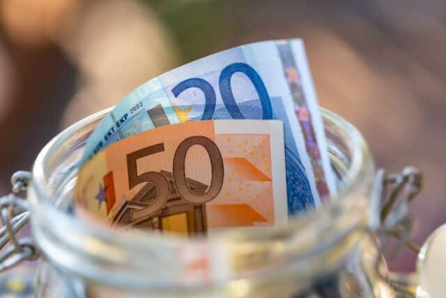Geldscheine in einem Einmachglas, symbolisch für Sparen auf dem P-Konto
