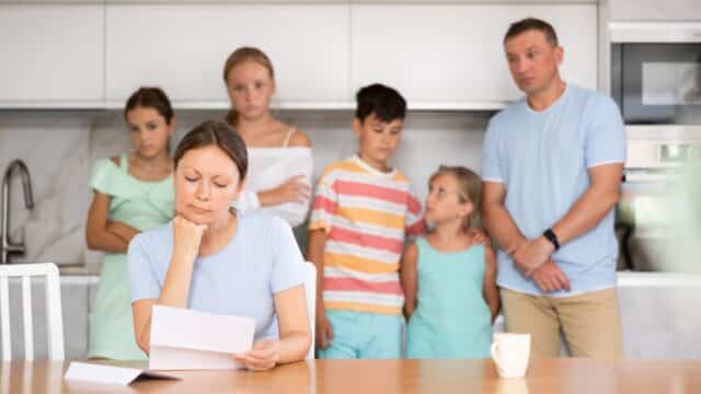 Familie mit 6 MIigliedern frustriert über Jobcenter Versagungsbescheid